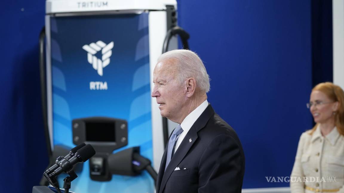 Inicia el plan de Biden para instalar 500 mil cargadores de autos eléctricos