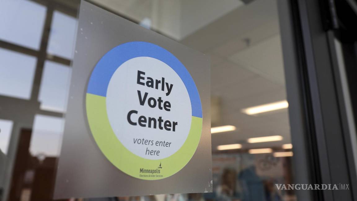 $!Un letrero da la bienvenida a los votantes en la puerta del centro de votación temprana de la Ciudad de Minneapolis