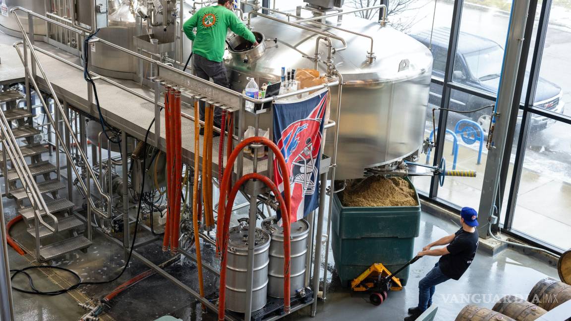 $!Un contenedor de granos usados que quedan del proceso de elaboración de cerveza en Resurgence Brewing Company se mueve con ruedas.