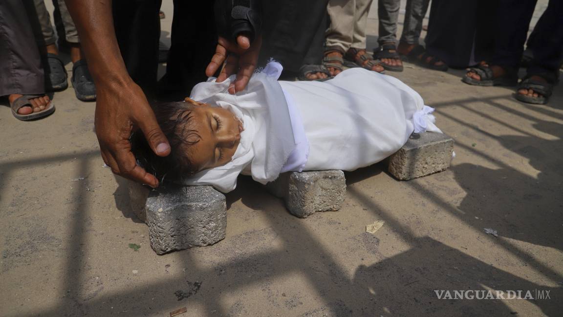 $!El cuerpo de Jamal al-Najjar, de 5 años, es depositado sobre ladrillos antes de la oración fúnebre tras su fallecimiento en el Hospital Nasser de Khan Younis.