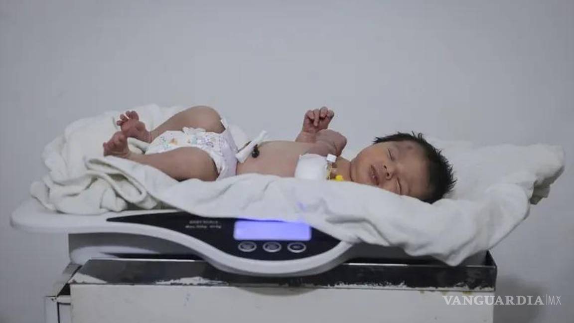 $!La pequeña sobrevivió a los sismos y fue rescatada cuando seguía unida a su madre a través del cordón umbilical