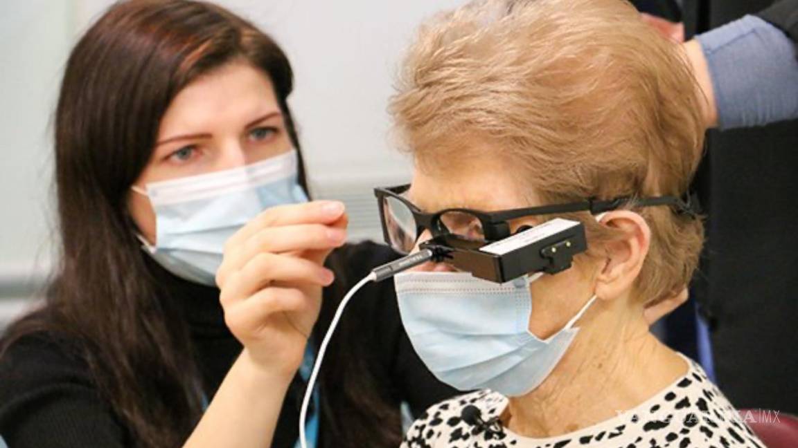 Una mujer de 88 años recibe el primer implante en Reino Unido de chip biónico en el ojo