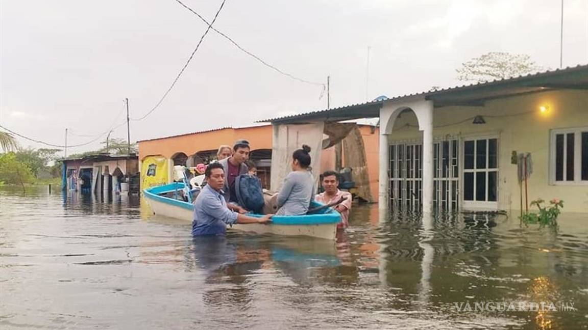 $!En Tabasco pobladores están en techos de sus hogares, por inundaciones