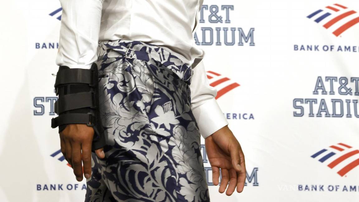 $!El quarterback de los Dallas Cowboys, Dak Prescott, con un aparato ortopédico en la mano derecha.