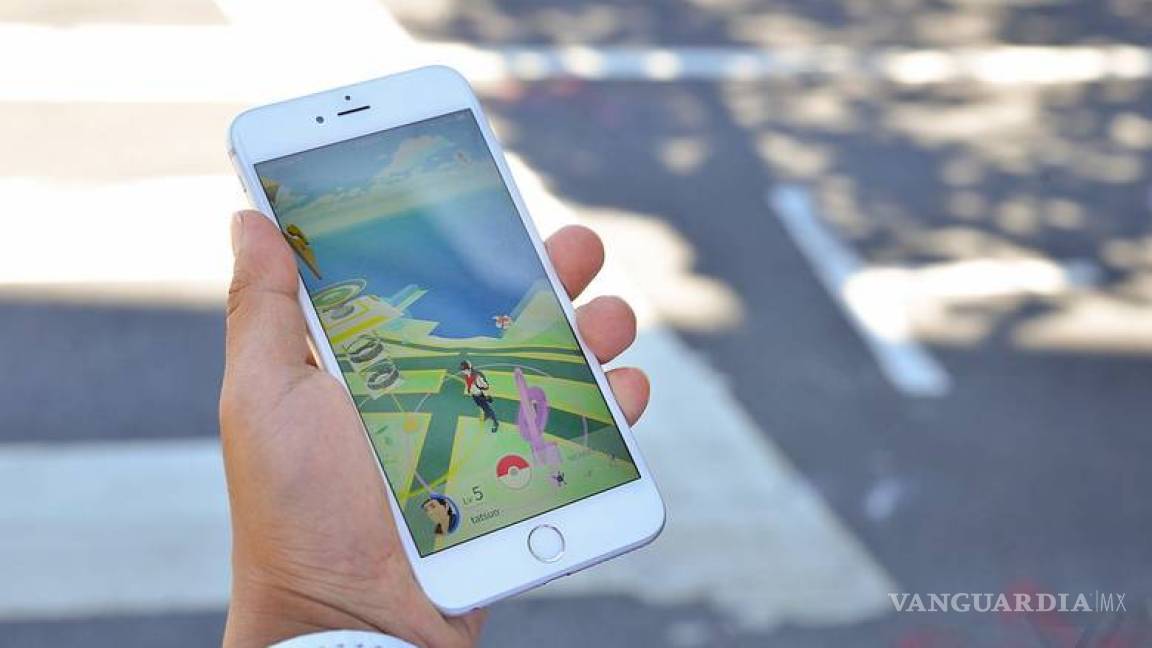Le roban celular cuando jugaba Pokémon Go en el centro de Saltillo