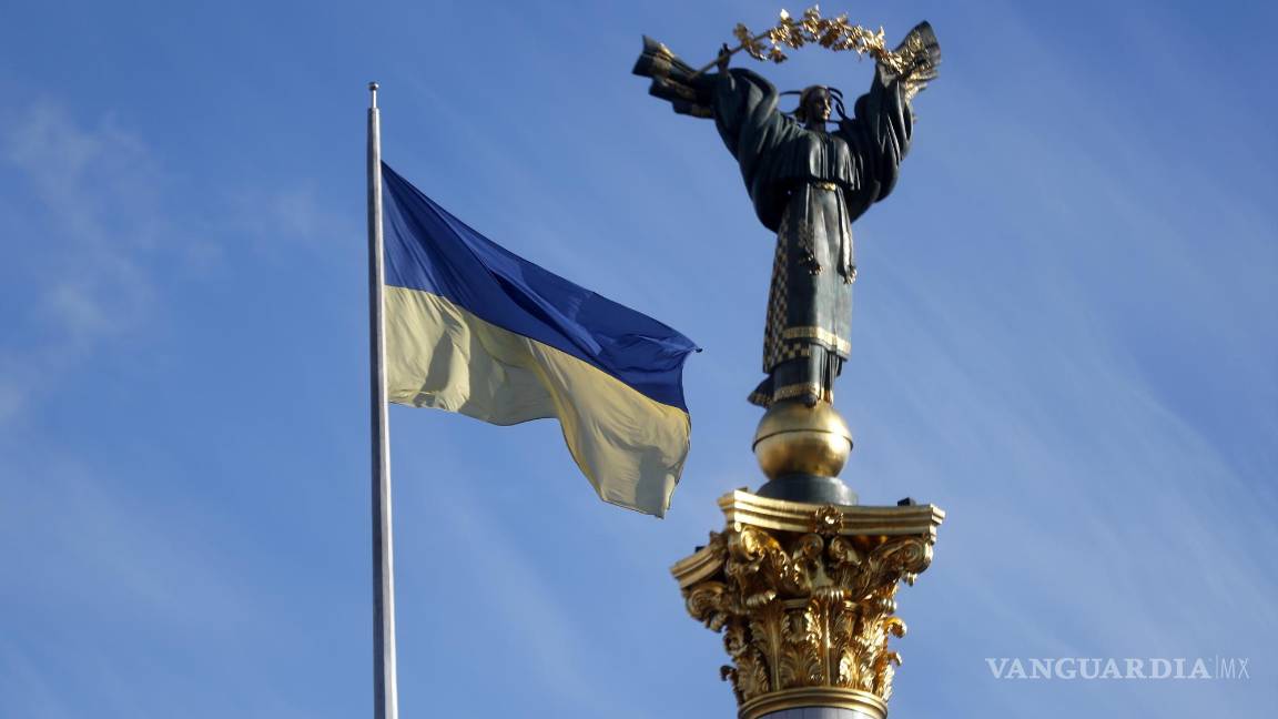 $!La bandera ucraniana ondea junto al monumento a la independencia en la plaza del mismo nombre de Kiev, dos días después de haber sido invadido el país.