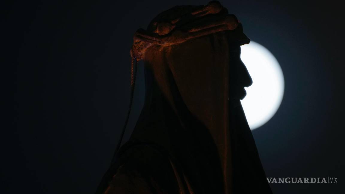 $!La silueta de la estatua del rey Faisal I se recorta sobre la luna llena, en el centro de Bagdad, Irak, el 13 de julio de 2022.