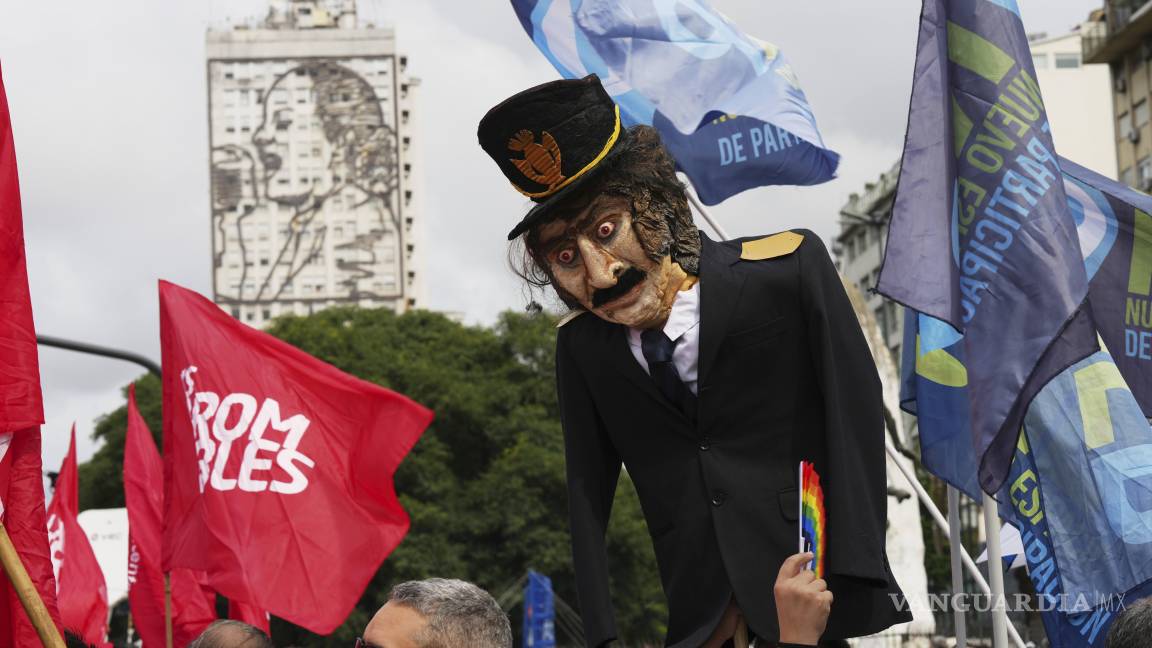 $!Manifestantes sostienen un muñeco de Javier Milei durante la conmemoración del aniversario del golpe militar de Argentina de 1976, en Buenos Aires, Argentina.