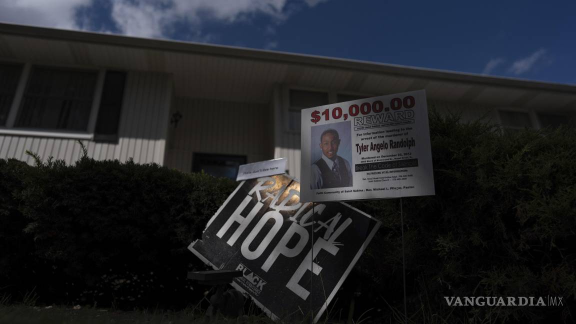 $!En la imagen, carteles colocados frente a la casa de Delphine Cherry. Cherry perdió dos hijos, Tyler Randolph y Tyesa Abney, en tiroteos.