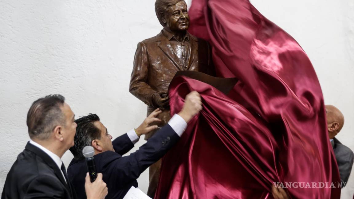 Asociación civil devela estatua de AMLO en la CDMX
