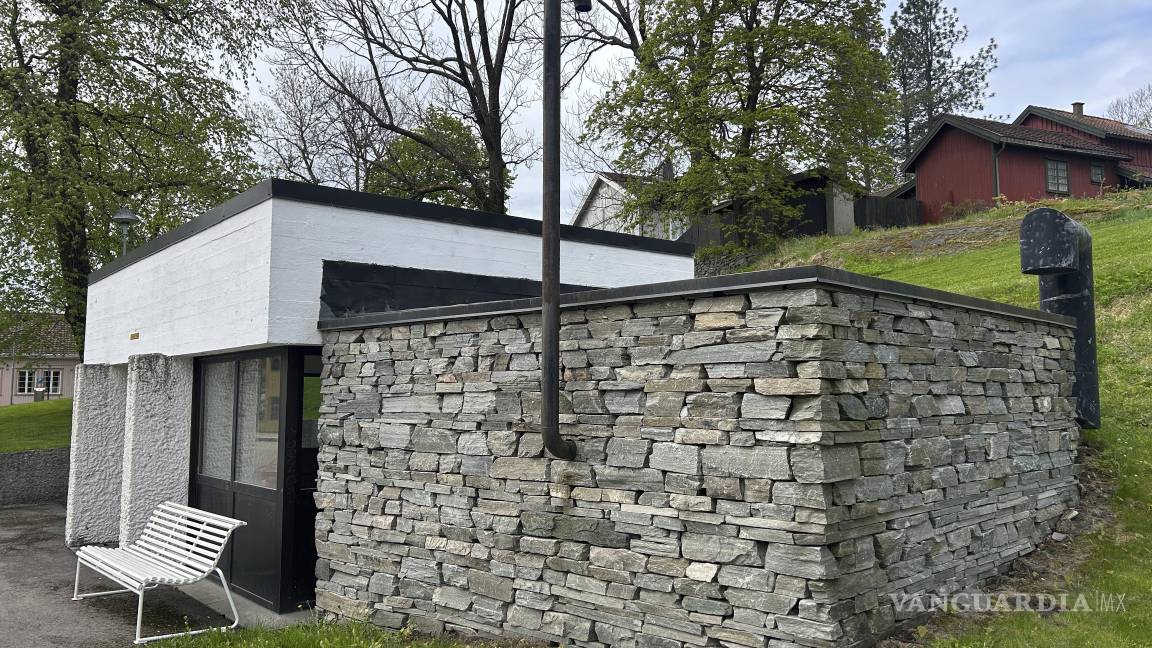 $!Entrada sobre el suelo de un refugio público, con capacidad para unas 450 personas en caso de crisis o guerra, en Kongsberg, Noruega.