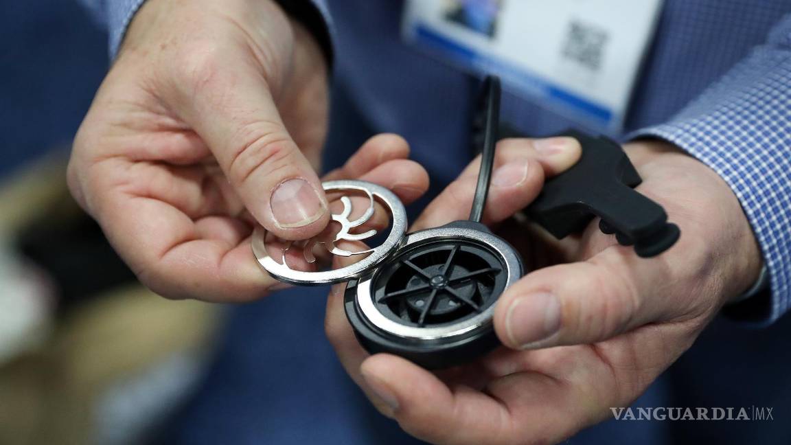 $!Una persona sostiene un kit de ventilación para máscaras faciales de Aernoest. EFE/EPA/Caroline Brehman