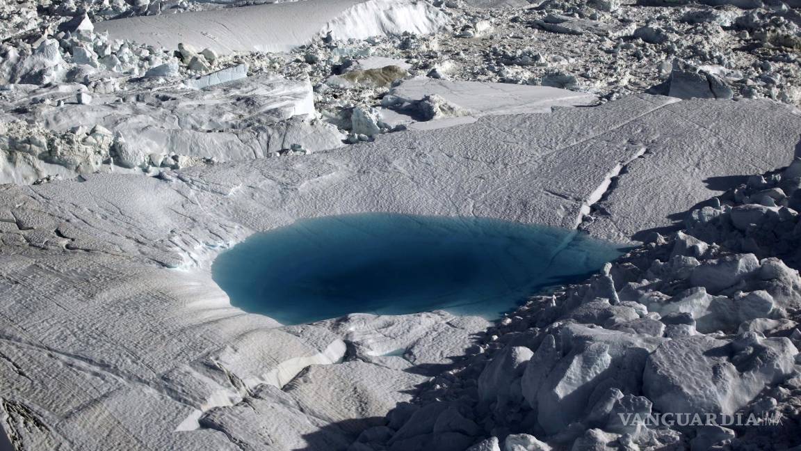 $!En esta fotografía de archivo del 19 de julio de 2011, se forma un gran charco de deshielo en el fiordo de hielo Ilulissat debajo del glaciar Jakobshavn, en el borde de la vasta capa de hielo de Groenlandia. El Ártico se está calentando tres veces más rápido que el resto del planeta y está al filo de la supervivencia. AP/Brennan Linsley