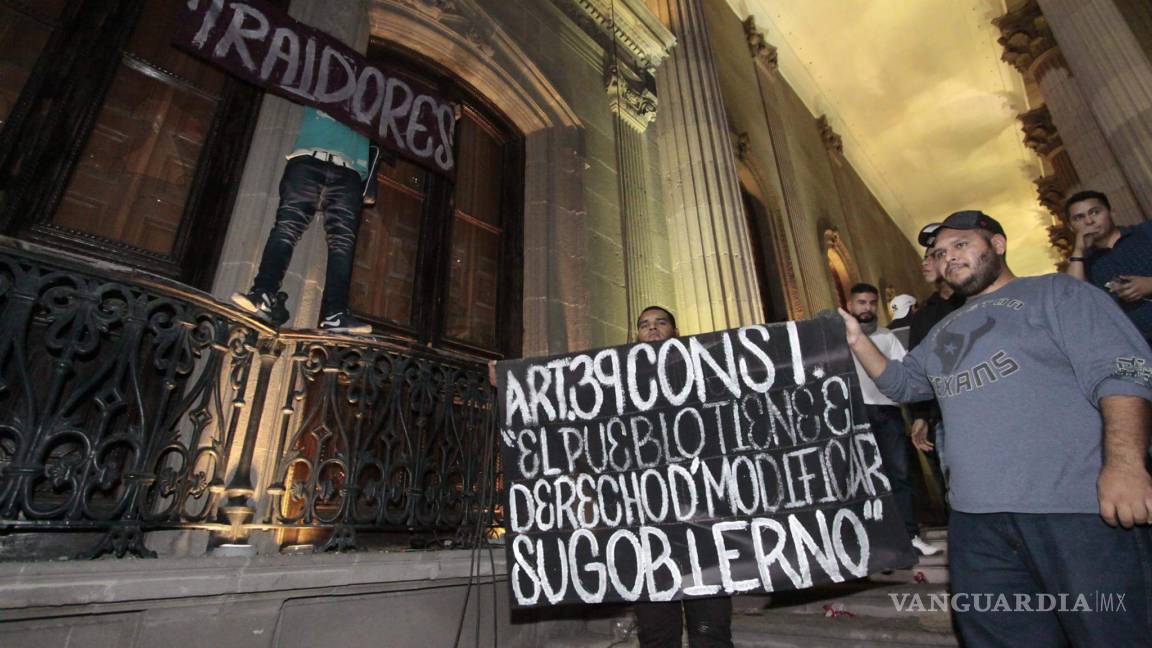 $!32 detenidos y 6 lesionados es el saldo final por protestas en Nuevo León