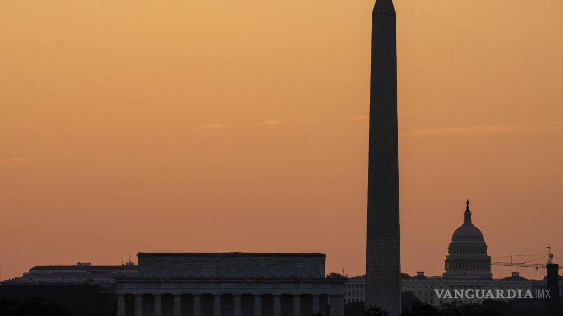 $!Vista del cielo cerca del Capitolio. El Servicio Meteorológico Nacional dijo que las temperaturas abrasadoras persistirán en el Valle de Ohio y Mid -Región atlántica.