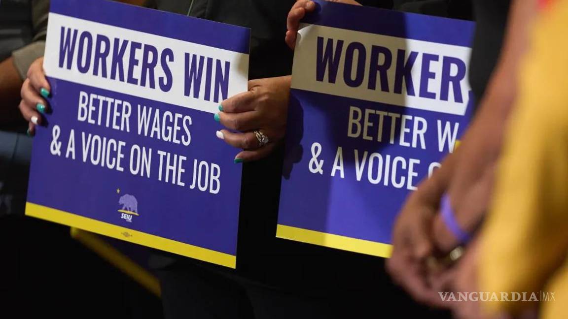 $!Vista de carteles en los que se piden mejores salarios para los trabajadores de Estados Unidos.