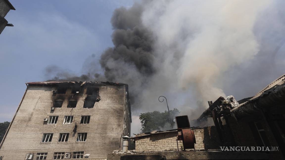 $!Los equipos de rescate apagaron el incendio de un edificio destruido por un ataque con drones rusos en Zaporiyia, Ucrania.