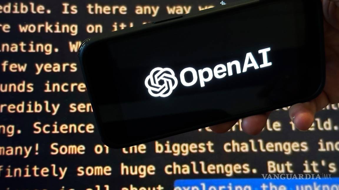 $!El logotipo de OpenAI en un teléfono celular frente a una pantalla que muestra el sitio web de la compañía, en Nueva York.