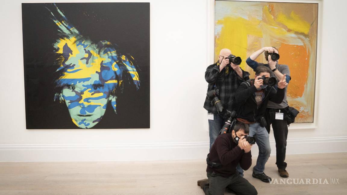 $!Un autorretrato de Andy Warhol durante una sesión fotográfica de las obras de la Colección Macklowe que serán subastadas en Nueva York. AP/Stefan Rousseau/PA