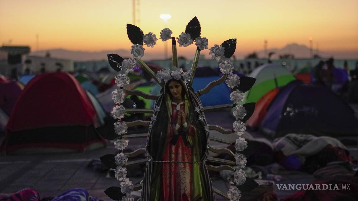 $!Una estatua de la Virgen de Guadalupe se encuentra en medio de los peregrinos que acampan fuera de la Basílica de Guadalupe en la Ciudad de México.