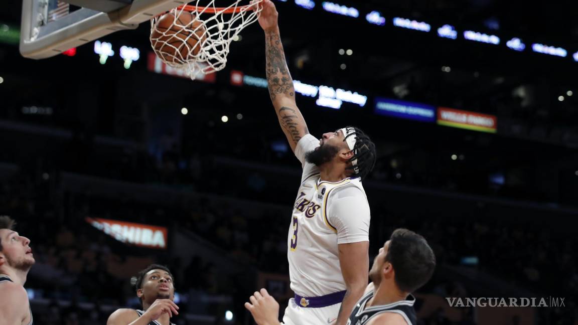Davis y los Lakers doblegan a Spurs