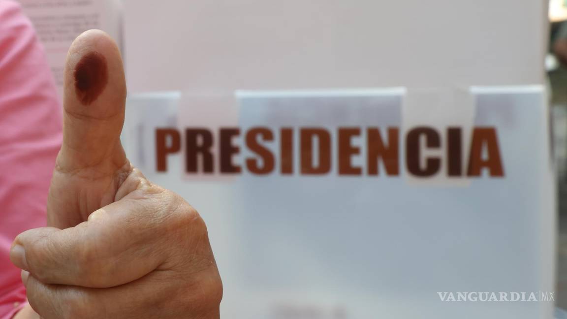 $!Un votante muestra su pulgar marcado con tinta tras votar en las elecciones generales mexicanas este domingo, en un colegio electoral en la Ciudad de México.