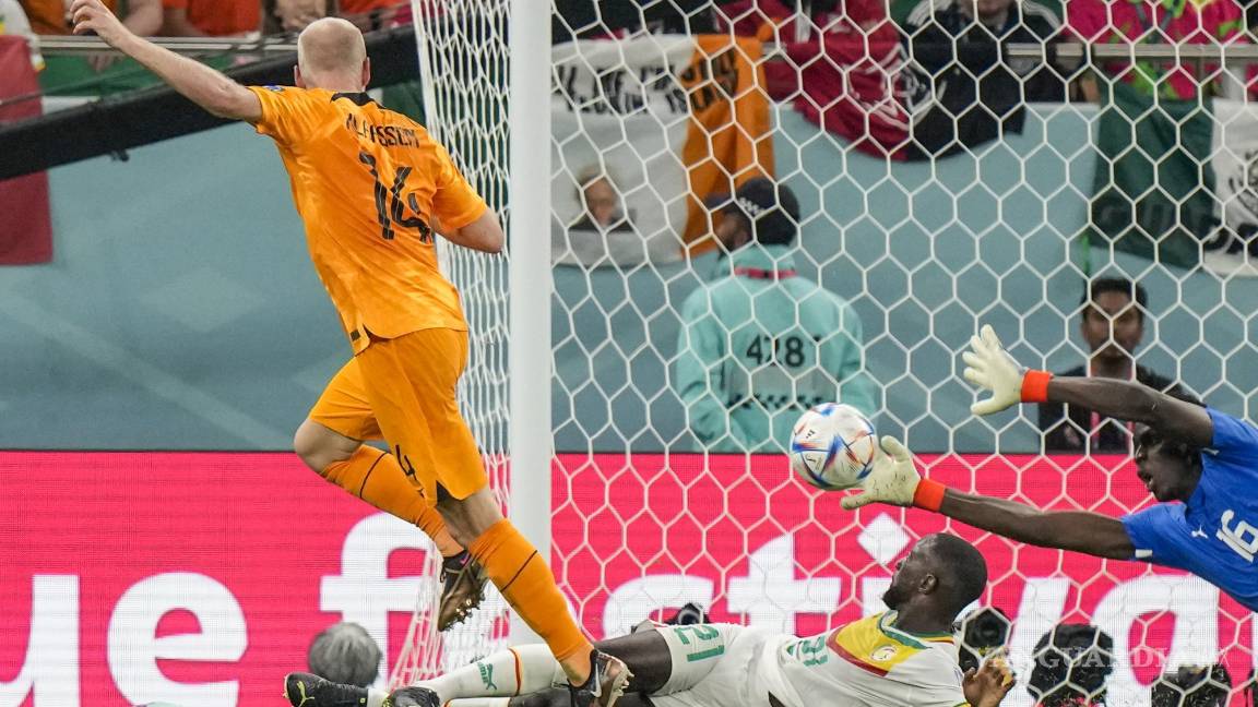 $!Davy Klaassen anotando frente a Senegal.
