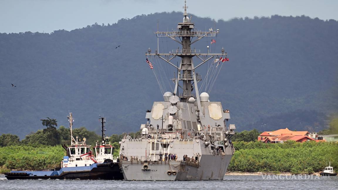 $!El destructor USS Gravely se prepara para atracar en Puerto España, Trinidad y Tobago, para realizar ejercicios militares.