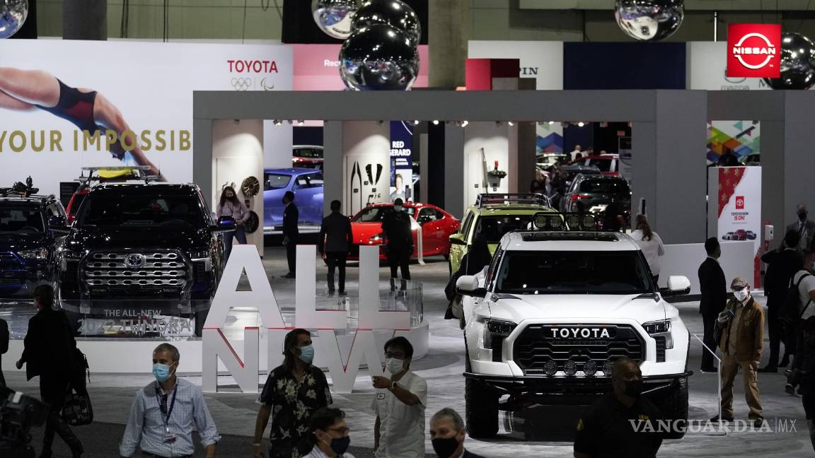 $!Los autos de varios fabricantes de automóviles se exhiben en el salón del automóvil AutoMobility LA en Los Ángeles, California. AP/Marcio Jose Sanchez