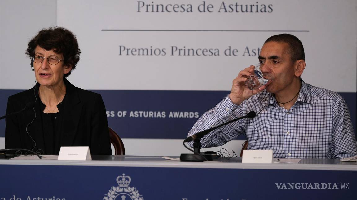 $!Los galardonados con el Premio Princesa de Asturias de Investigación Científica y Técnica 2021, Uğur Sahin (d) y Özlem Türeci (i) durante una rueda de prensa en el Hotel de la Reconquista de Oviedo. EFE/Paco Paredes