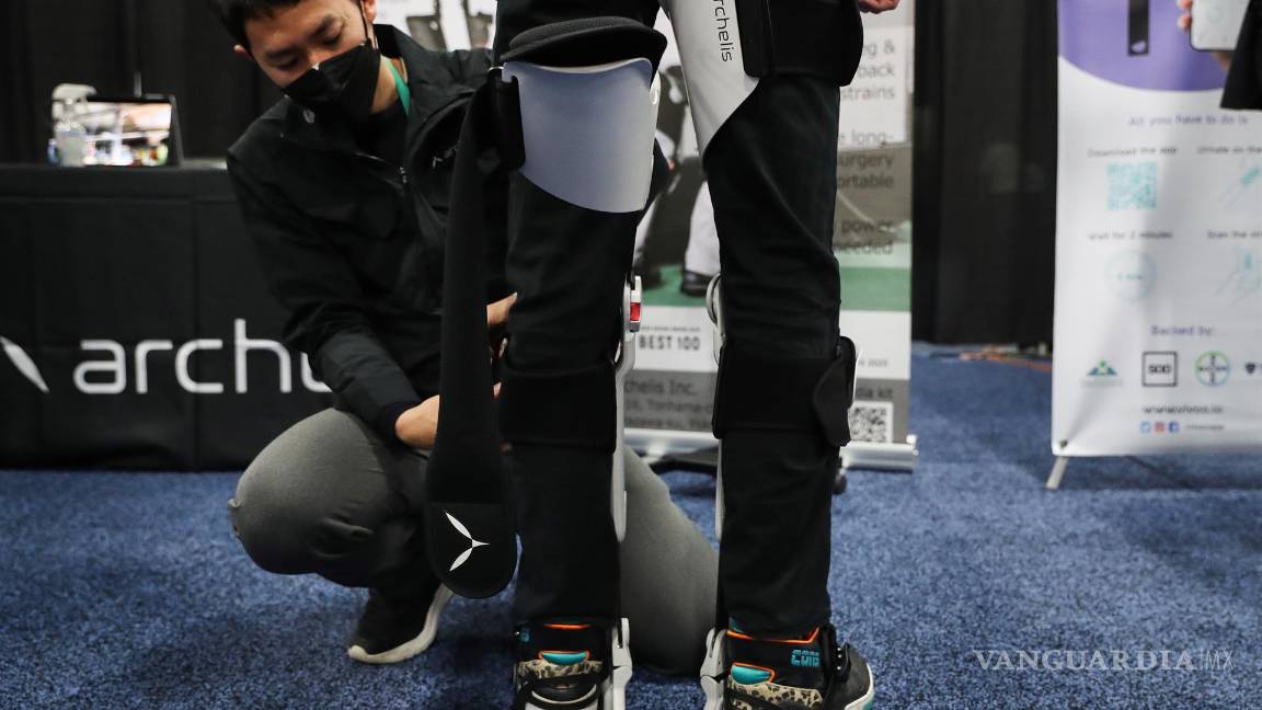 $!Una persona prueba el traje de exoesqueleto Archelis que permite al usuario ‘sentarse’ mientras está de pie. EFE/EPA/Caroline Brehman