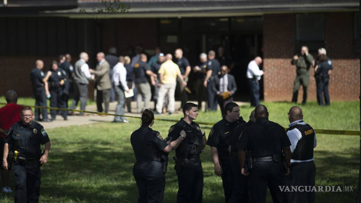 Muere estudiante en tiroteo con policías en secundaria de Tennessee