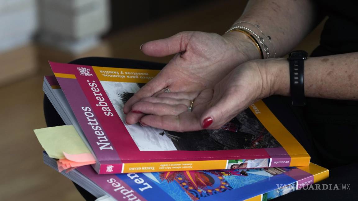 $!Luz de Teresa Oteysa, investigadora del Instituto de Matemáticas de la Universidad Nacional Autónoma de México, tiene copias de nuevos libros de texto de cuarto grado escritos por el gobierno durante una entrevista con AP | Foto: AP
