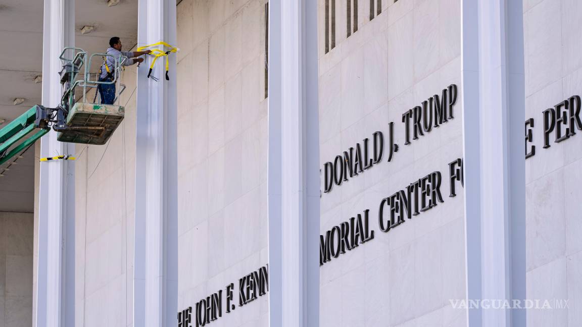 $!Trabajadores añaden el nombre de Donald Trump al Centro Conmemorativo John F. Kennedy para las Artes Escénicas.