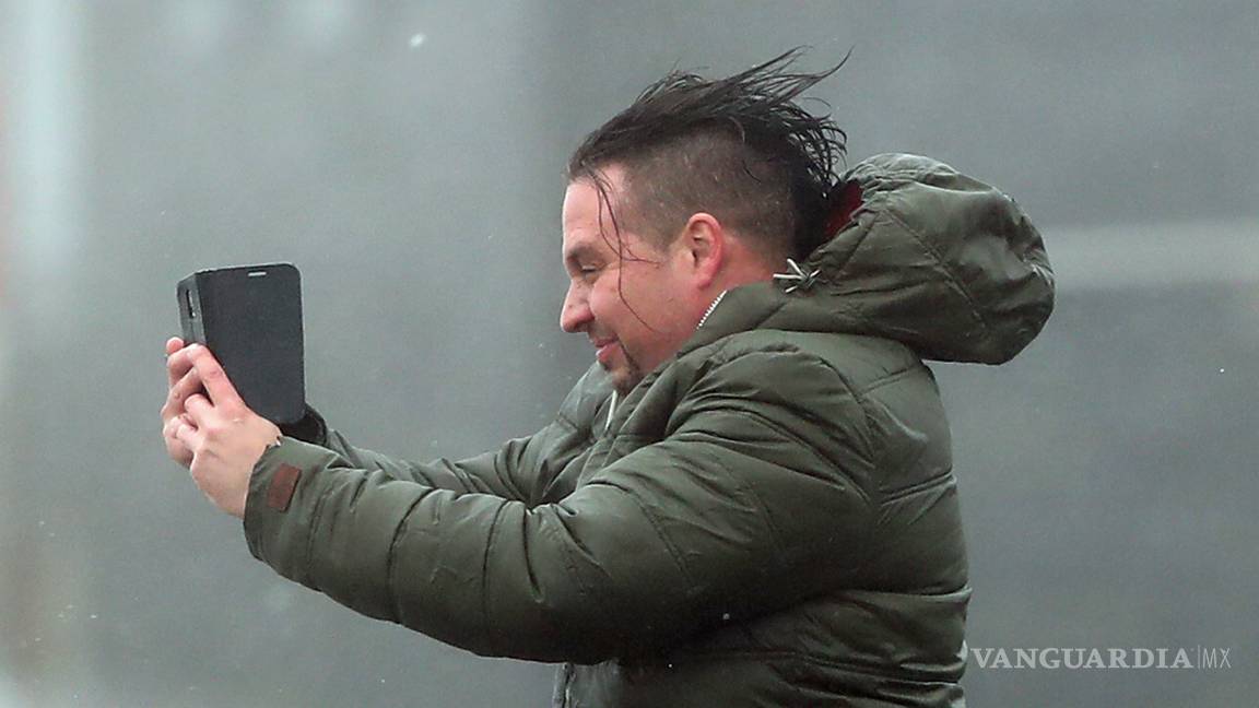 $!3 muertos y 120 mil personas sin electricidad en Irlanda, tras el paso de "Ofelia"