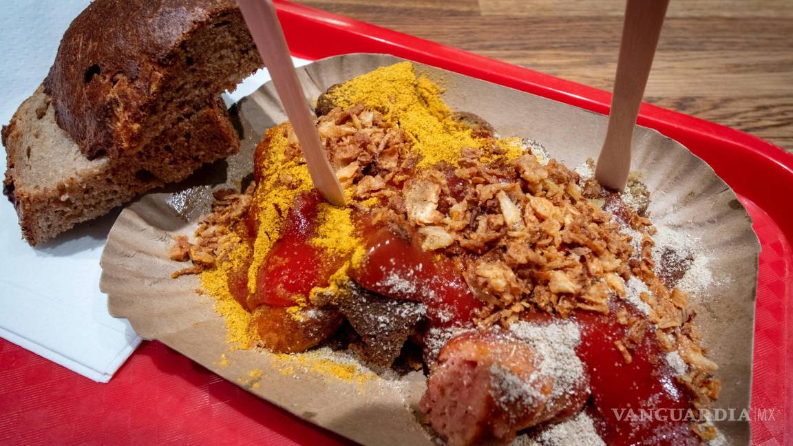$!Las salchichas al curry veganas se exhiben en un puesto de salchichas “Best Worscht in Town” en Frankfurt, Alemania.