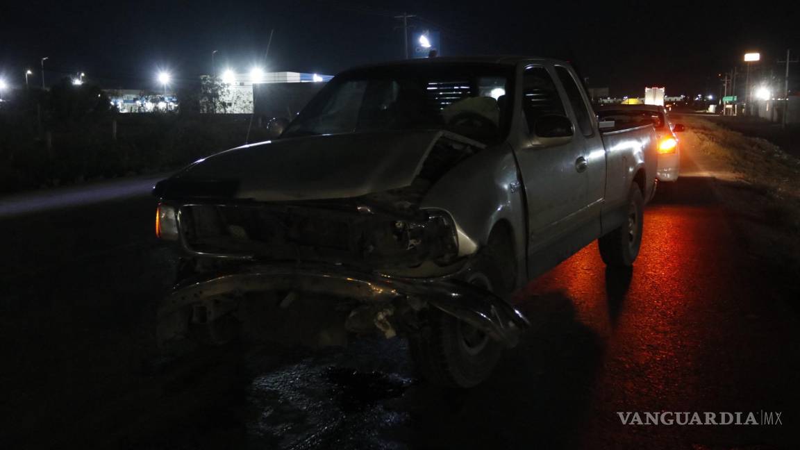 Saltillo: choca contra un auto tras dormitar e invadir carril