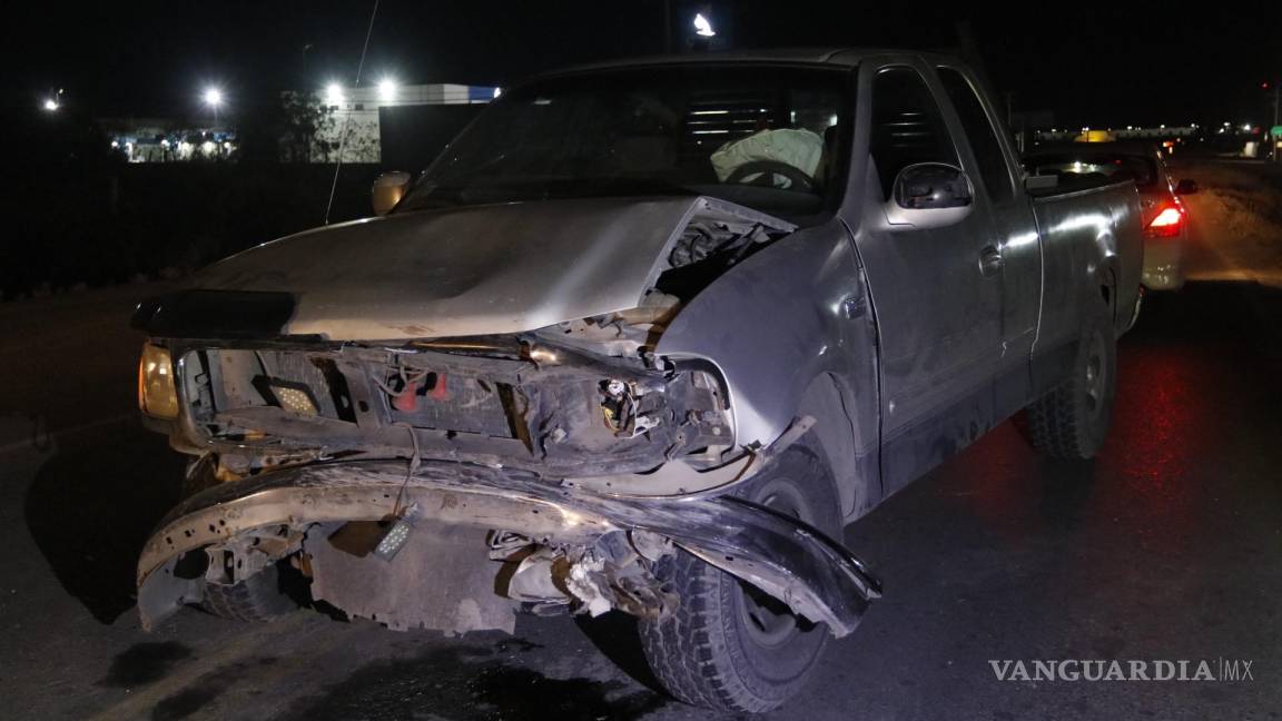 Saltillo: choca contra un auto tras dormitar e invadir carril
