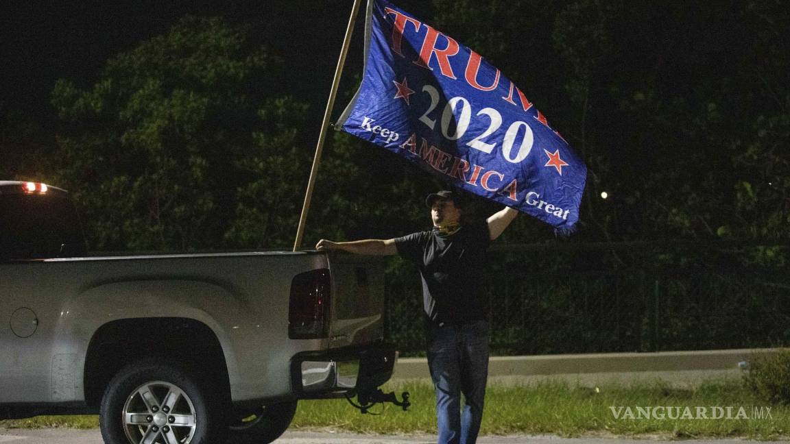 $!Un hombre que se negó a dar su nombre expresa su apoyo al expresidente Donald Trump cerca de su propiedad Mar-a-Lago en Palm Beach, Florida.