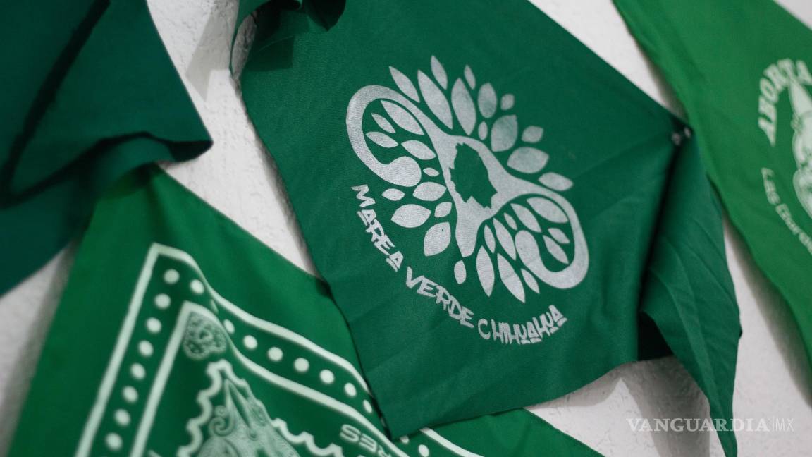 $!Pañuelos verdes con la inscripción Marea Verde Chihuahua en una pared en la sede de la organización que defiende los derechos reproductivos en Chihuahua.