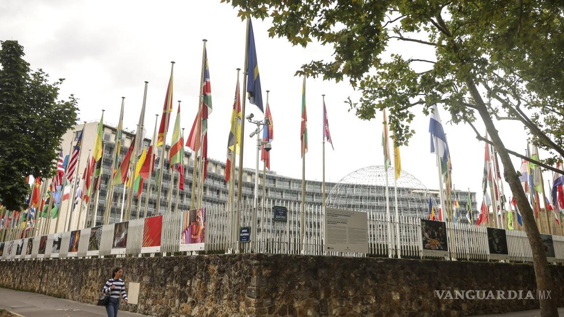 $!Una mujer camina frente a la sede de la UNESCO en París.