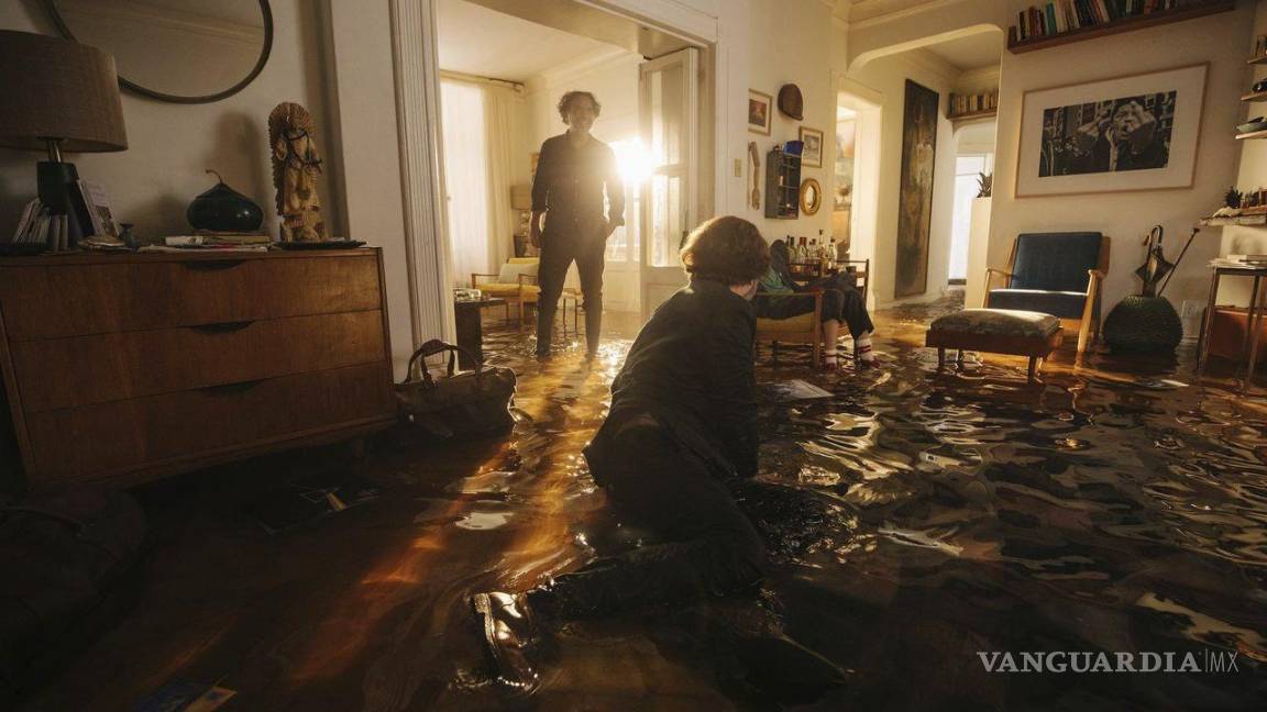 $!En esta imagen proporcionada por Netflix, Alejandro G. Iñárritu, izquierda, Daniel Giménez Cacho en el set de Bardo.