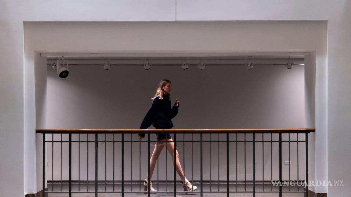 $!Una modelo camina entre bastidores antes de un desfile de Brandon Maxwell durante la Semana de la Moda de Nueva York.