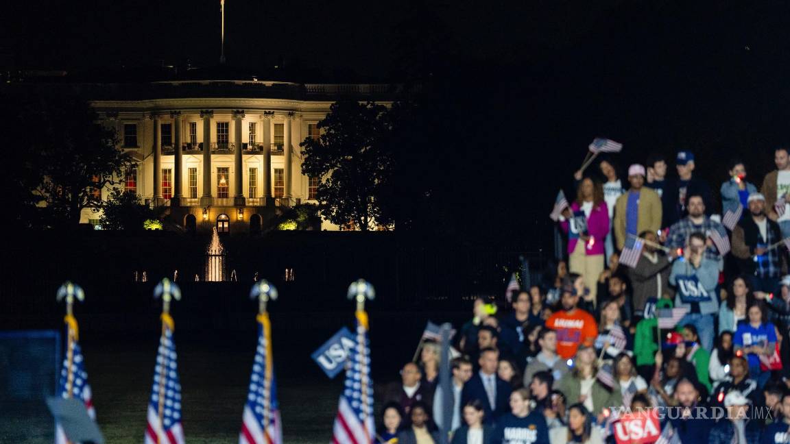 $!La Casa Blanca se ve de fondo durante un mitin de campaña de la vicepresidenta Kamala Harris, la candidata presidencial demócrata, en Washington.