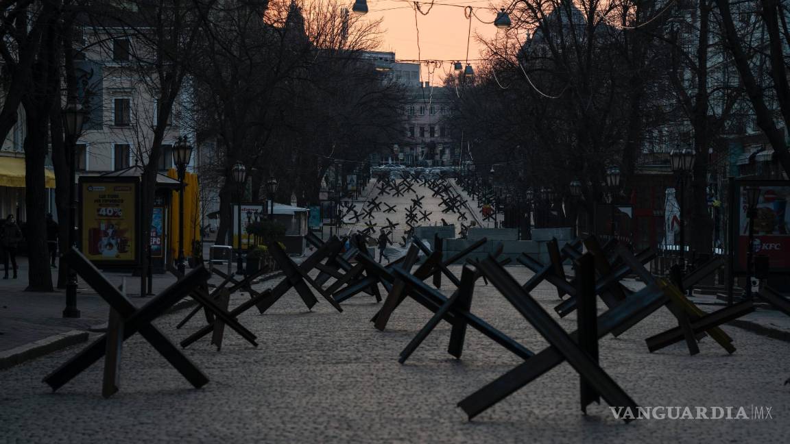 $!Barreras antitanque bloquean una calle antes de una posible ofensiva rusa sobre Odesa, Ucrania, el 24 de mazo de 2022.