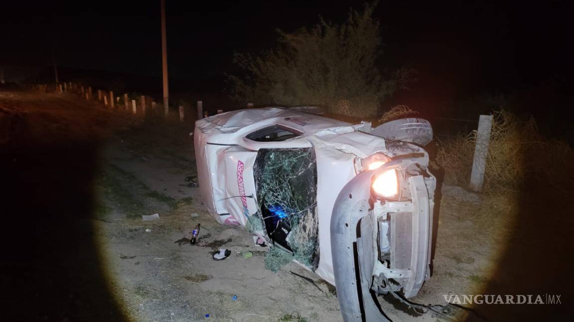 $!La unidad quedó dañada tras volcar fuera de la cinta asfáltica.