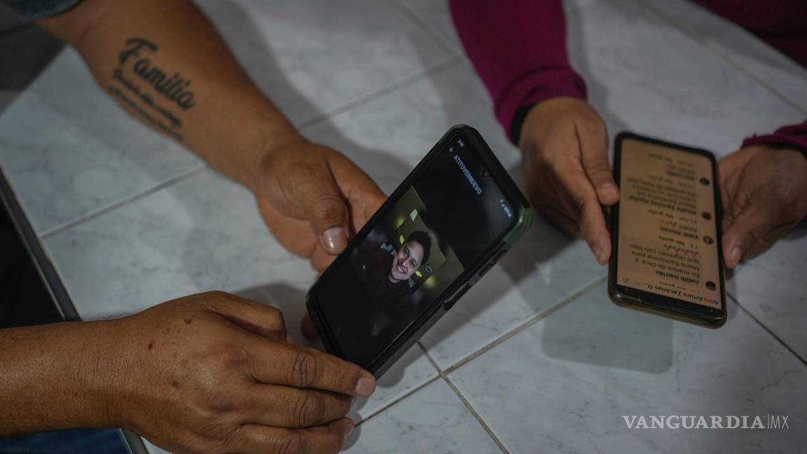 $!Familiares de Arturo Zacarías Meza, un tripulante del buque mercante Galaxy Leader, muestran fotos y mensajes de texto que él les envió en Misantla.