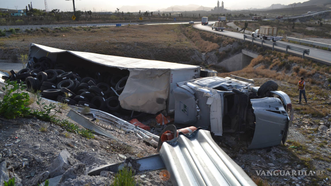 Vuelca viento a tráiler; iba al parque industrial Ramos Arizpe