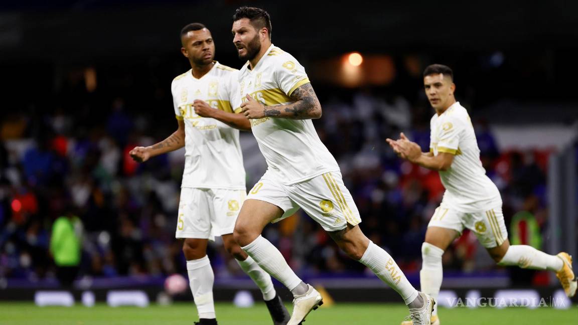 $!Gignac metió el balón número 150 en la guardameta de Jesús Corona