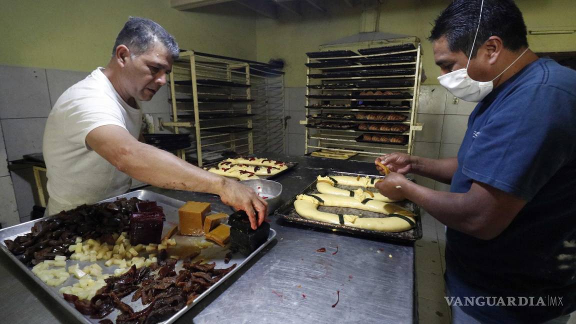 Panaderías de Saltillo elaboran la Rosca de Reyes en hornos de más de 70 años de antigüedad